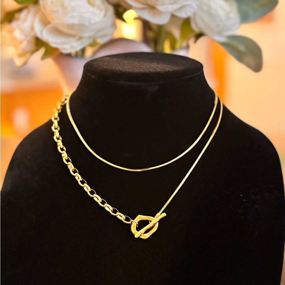 Chic Gold Necklace with Unique Toggle Design